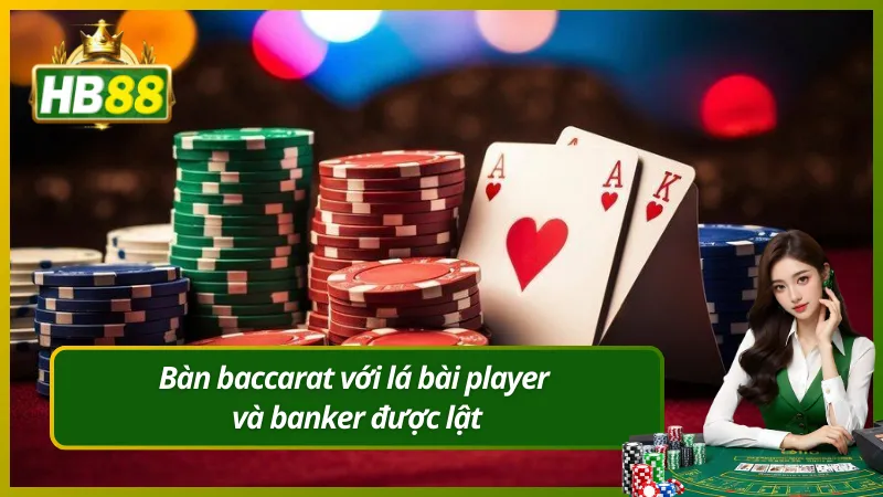 Bàn baccarat với lá bài player và banker được lật